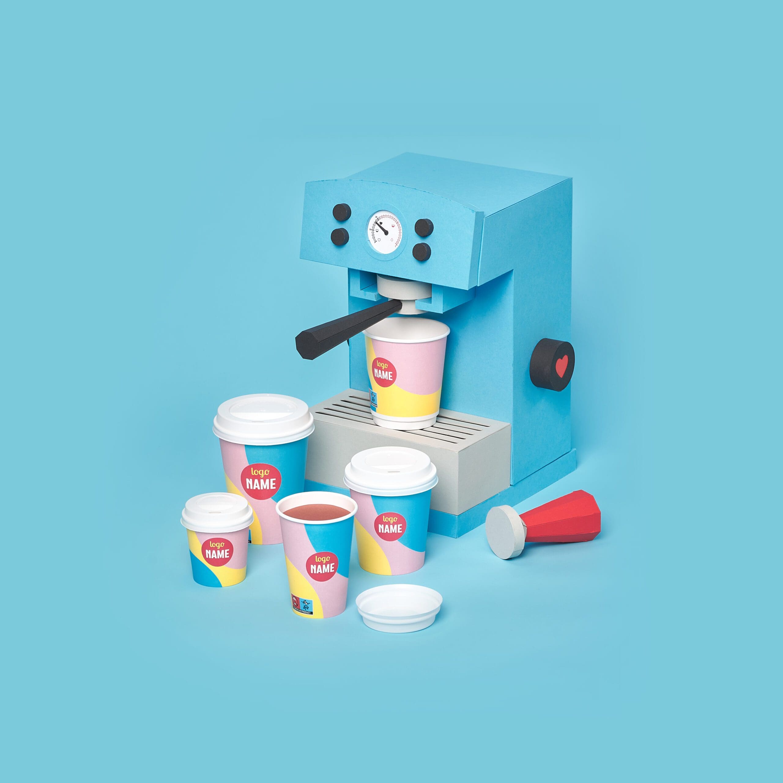 Afbeelding koffiemachine en bedrukte drinkbekers
